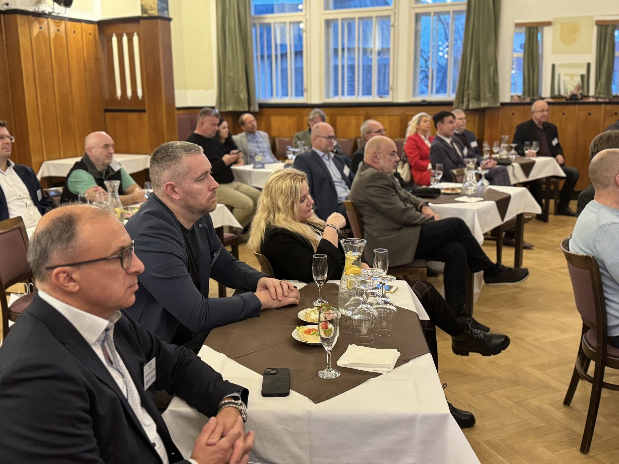 Setkání podnikatelů a manažerů s vedením města se účastnilo na pět desítek zástupců firem i veřejné sféry