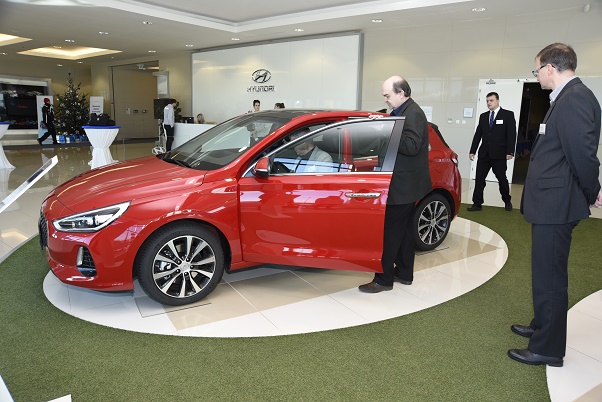 Hyundai opět rozdával technickým školám osobní automobily